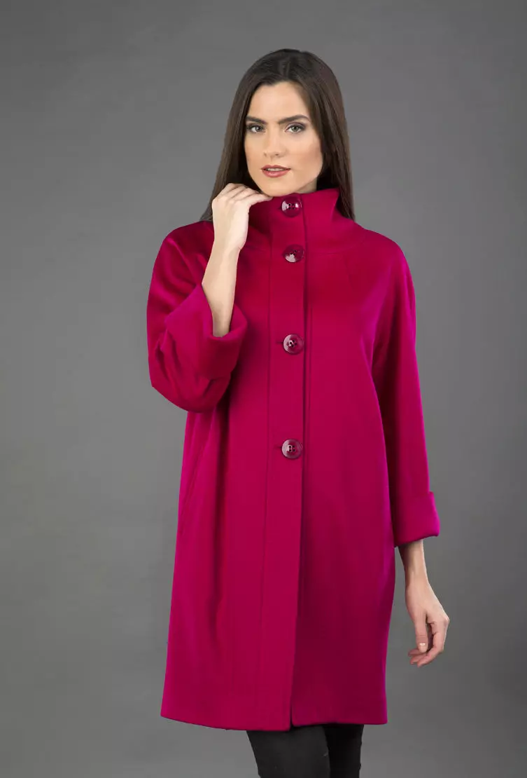 Abrigo femenino de la primavera 2021 (356 fotos): desde los fabricantes, modelos, estilos y estilos rusos, acolchados, cortos, amortiguación, cuero 623_194