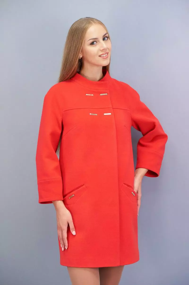Abrigo femenino de la primavera 2021 (356 fotos): desde los fabricantes, modelos, estilos y estilos rusos, acolchados, cortos, amortiguación, cuero 623_208