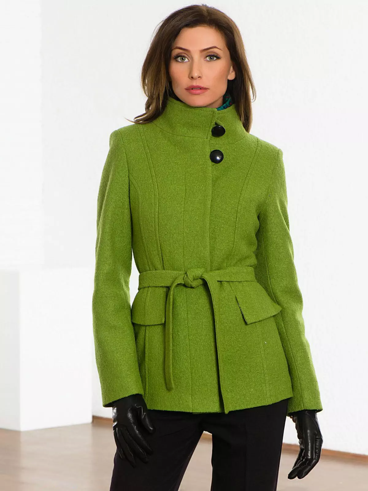 Abrigo femenino de la primavera 2021 (356 fotos): desde los fabricantes, modelos, estilos y estilos rusos, acolchados, cortos, amortiguación, cuero 623_235