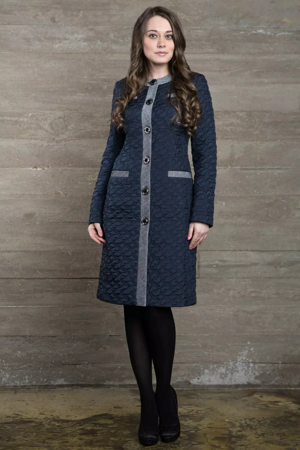 Abrigo femenino de la primavera 2021 (356 fotos): desde los fabricantes, modelos, estilos y estilos rusos, acolchados, cortos, amortiguación, cuero 623_248