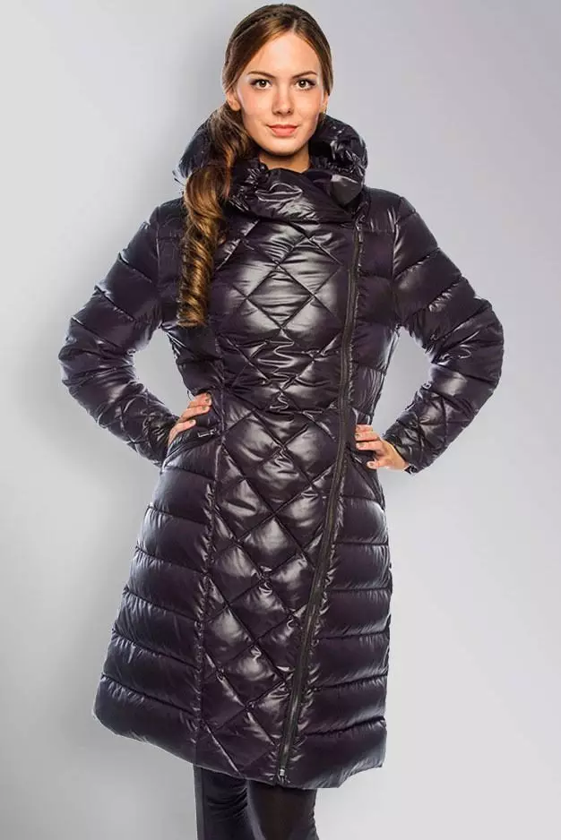 Abrigo femenino de la primavera 2021 (356 fotos): desde los fabricantes, modelos, estilos y estilos rusos, acolchados, cortos, amortiguación, cuero 623_275
