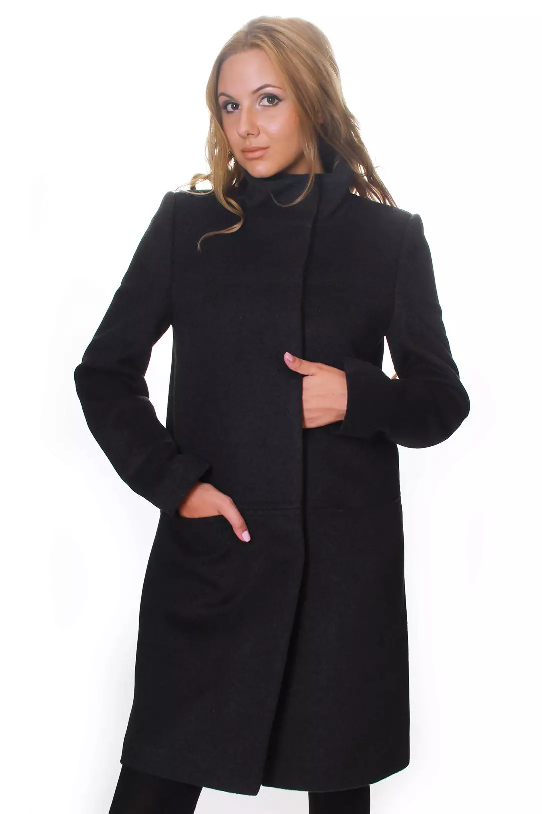 Abrigo femenino de la primavera 2021 (356 fotos): desde los fabricantes, modelos, estilos y estilos rusos, acolchados, cortos, amortiguación, cuero 623_30