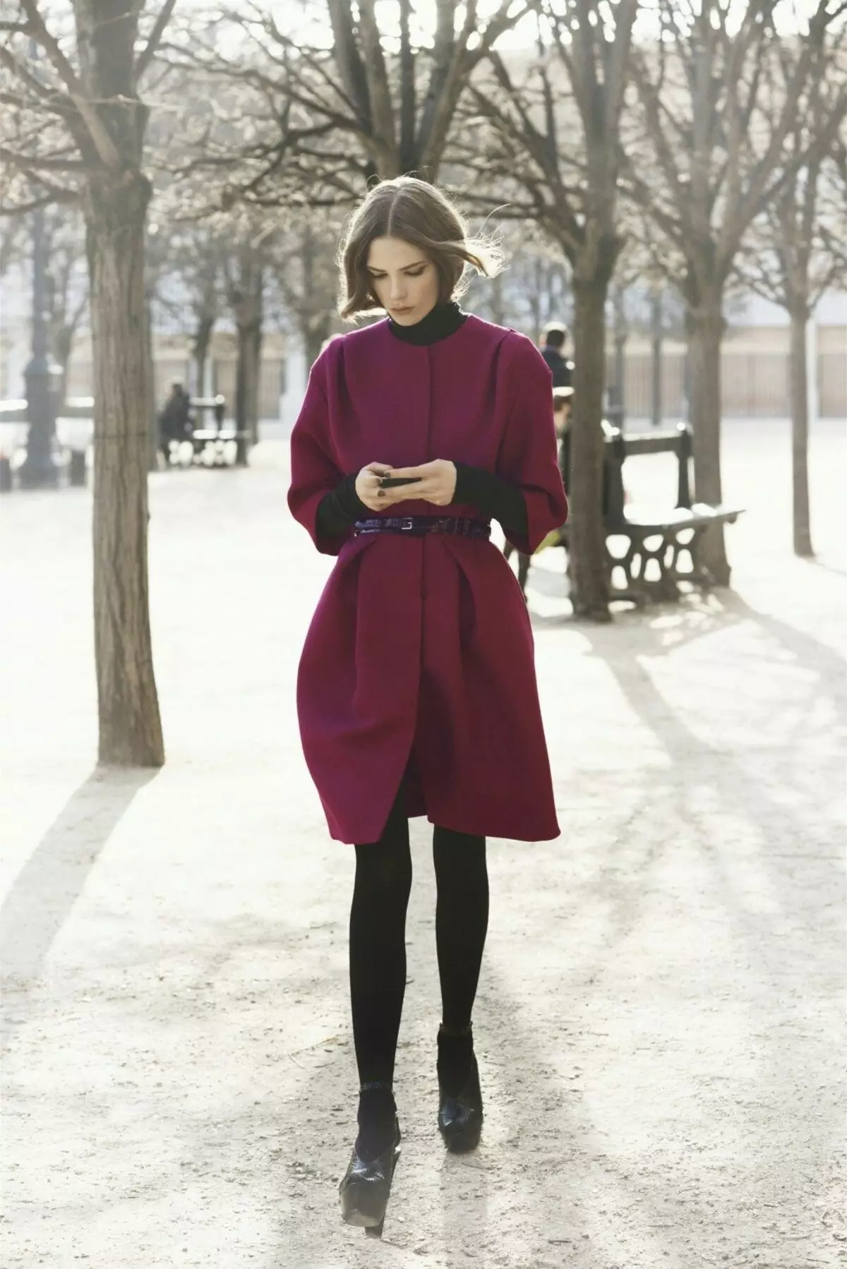 Abrigo femenino de la primavera 2021 (356 fotos): desde los fabricantes, modelos, estilos y estilos rusos, acolchados, cortos, amortiguación, cuero 623_332