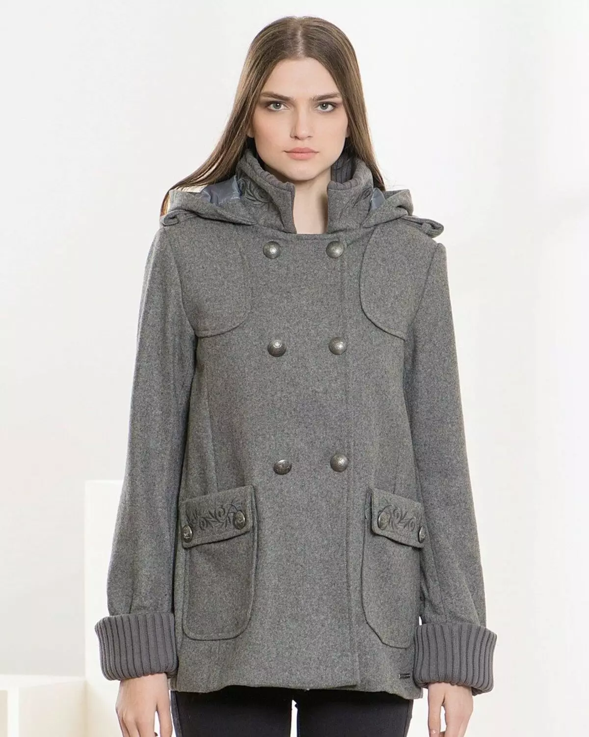 Abrigo femenino de la primavera 2021 (356 fotos): desde los fabricantes, modelos, estilos y estilos rusos, acolchados, cortos, amortiguación, cuero 623_64
