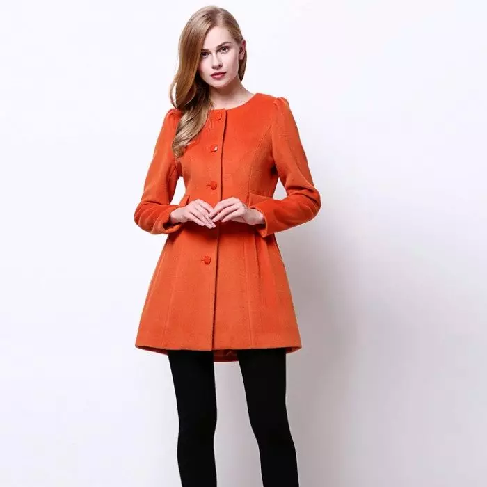 Abrigo femenino de la primavera 2021 (356 fotos): desde los fabricantes, modelos, estilos y estilos rusos, acolchados, cortos, amortiguación, cuero 623_91