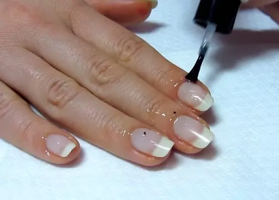 Ongemaakte manicure (18 foto's): wat is het en hoe het thuis te doen? Hoe te gaan van de edged manicure naar een droge manier om de cuticula te verwijderen? 6241_10