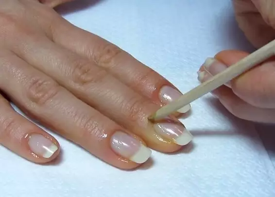 Unedged Manicure (18 billeder): Hvad er det og hvordan man gør det hjemme? Hvordan går jeg fra den kantede manicure til en tør måde for at fjerne cuticle? 6241_11