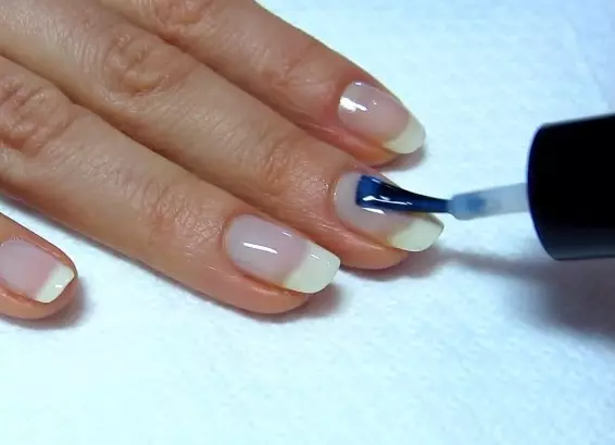 Ongemaakte manicure (18 foto's): wat is het en hoe het thuis te doen? Hoe te gaan van de edged manicure naar een droge manier om de cuticula te verwijderen? 6241_12