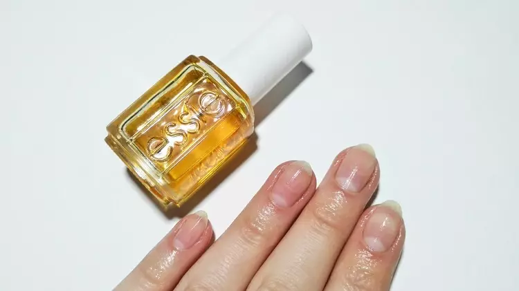 Unedged Manicure (18 billeder): Hvad er det og hvordan man gør det hjemme? Hvordan går jeg fra den kantede manicure til en tør måde for at fjerne cuticle? 6241_15