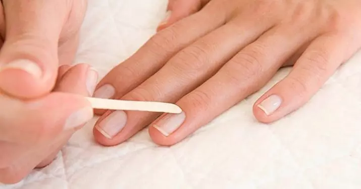 Ongemaakte manicure (18 foto's): wat is het en hoe het thuis te doen? Hoe te gaan van de edged manicure naar een droge manier om de cuticula te verwijderen? 6241_6