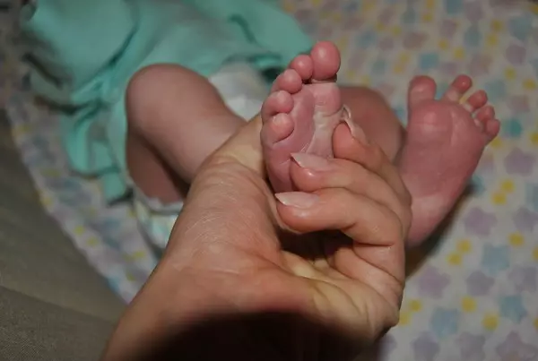 Manicura en el hospital de maternidad (12 fotos): Usted puede o no ir al hospital de maternidad con el hecho de clavos en sus manos? 6242_7
