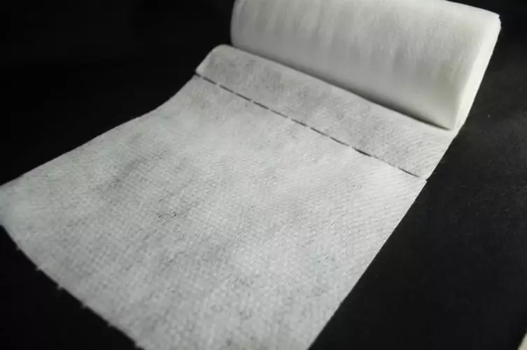 Sideless servietter til manicure: Hvorfor har du brug for, og hvordan kan du udskifte dem? Hvad er fordelene ved rullede servietter? 6247_3