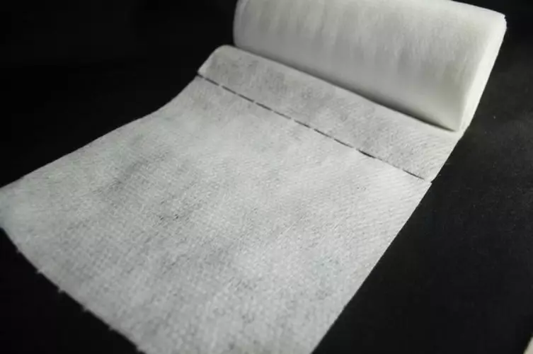 Sideless napkins para sa manicure: Bakit kailangan mo at paano mo mapapalitan ang mga ito? Ano ang bentahe ng pinagsama na napkin? 6247_3