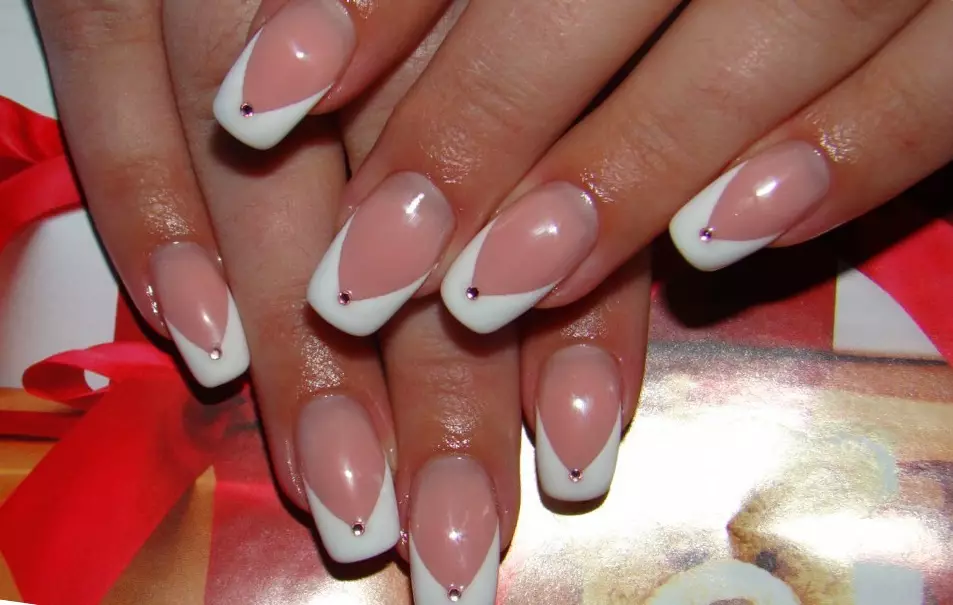 Klassisk manikyr (98 bilder): Hva er det? Hvordan lage en vakker manikyr med Red Nail Coating? 6249_46