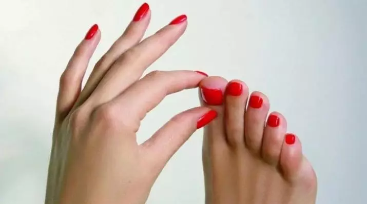 Manicura i pedicura (86 fotos): disseny d'ungles professional, belles combinacions de flors vermelles i blanques a les ungles 6256_62