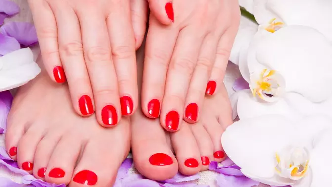 Làm móng tay và móng chân (86 ảnh): Thiết kế móng chuyên nghiệp, kết hợp đẹp hoa đỏ và trắng trên móng tay 6256_69