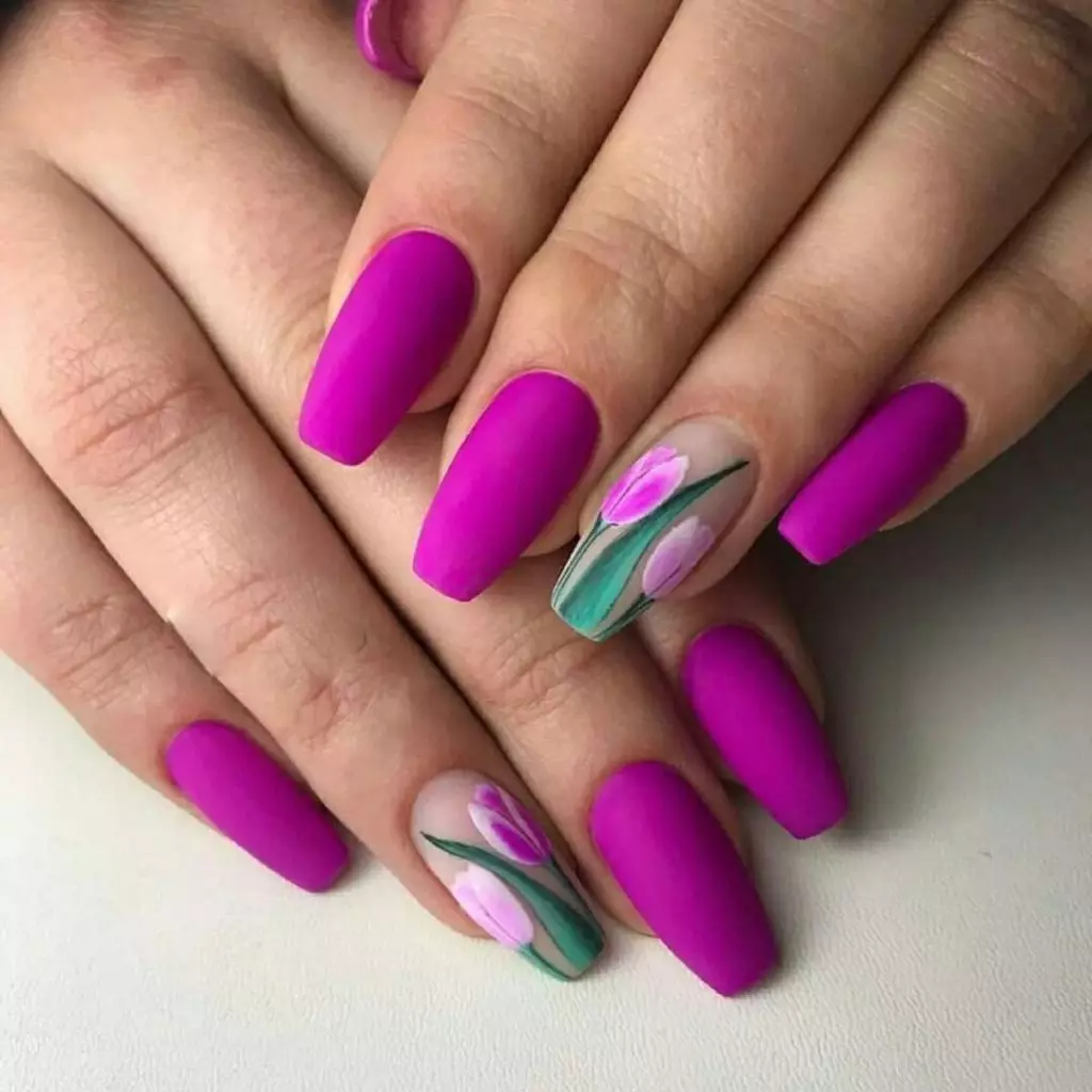Manicure on March 8 (84 photos): beautiful design of nails, news and ideas, gel varnish on short nails, gentle drawing on the eighth of March and other options 6260_40
