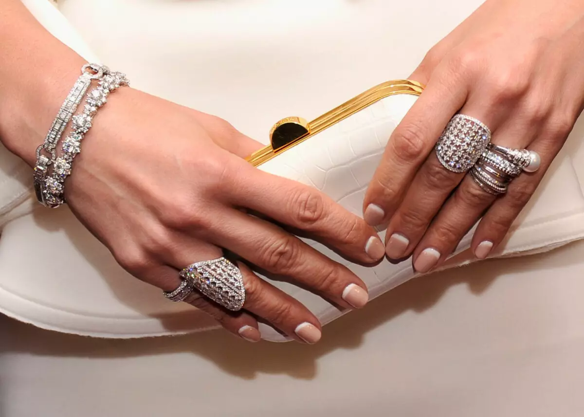 Manicure នៃផ្កាយ (រូបថត 49): ការរចនាក្រចកដូចខេតមីដដេតថននិង Olga Buzova, Kylie Jenner, Jennifer Lopez និង Dita 6264_19
