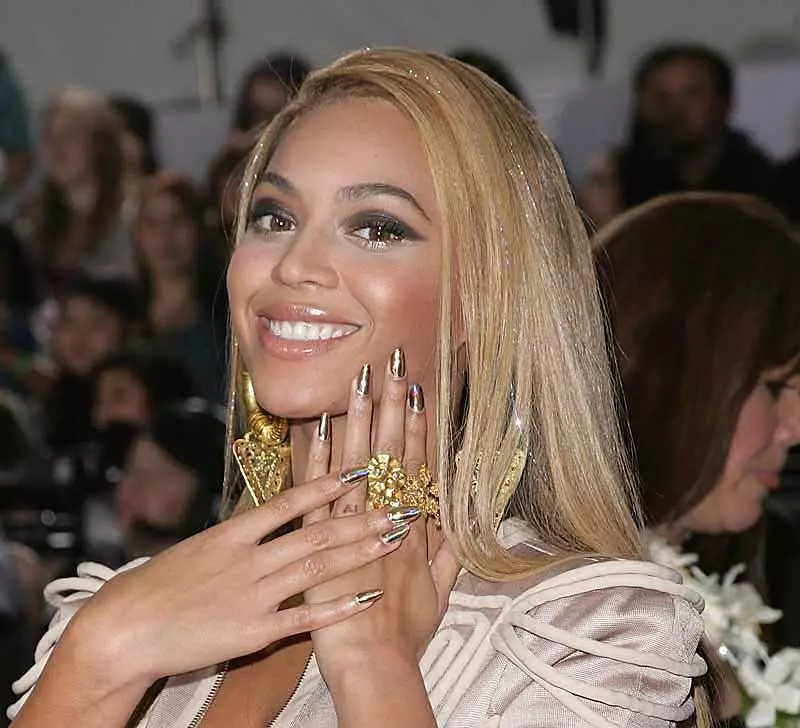 Manicura de estrellas (49 fotos): diseño de uñas como Kate Middleton y Olga Buzova, Kylie Jenner, Jennifer Lopez y Dita Fondo Tiz 6264_27