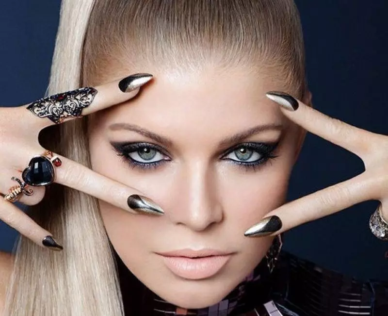 manicure ຂອງດາວ (49 ຮູບ): ການອອກແບບເລັບຄື Kate Middleton ແລະ Olga Buzova, Kylie Jenner, Jennifer Lopez ແລະ Dita Tiz Tiz 6264_42