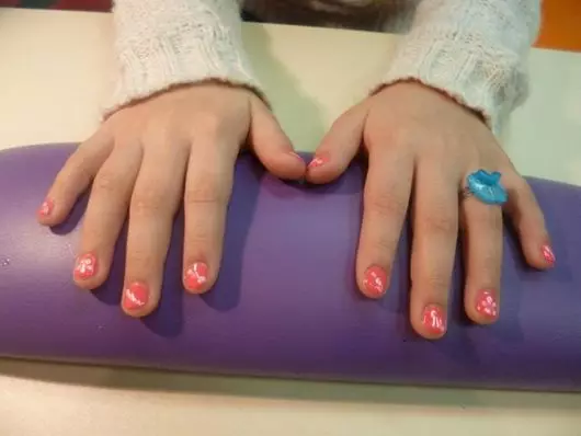 Manicure for teenagere 13-14 år gammel (58 billeder): Er det muligt at dyrke dine negle i pigen? Ideerne om en smuk sommer manicure 6266_16