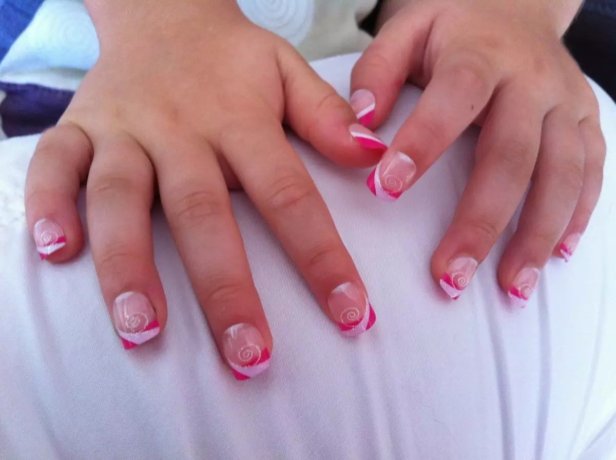 Manicure for teenagere 13-14 år gammel (58 billeder): Er det muligt at dyrke dine negle i pigen? Ideerne om en smuk sommer manicure 6266_8