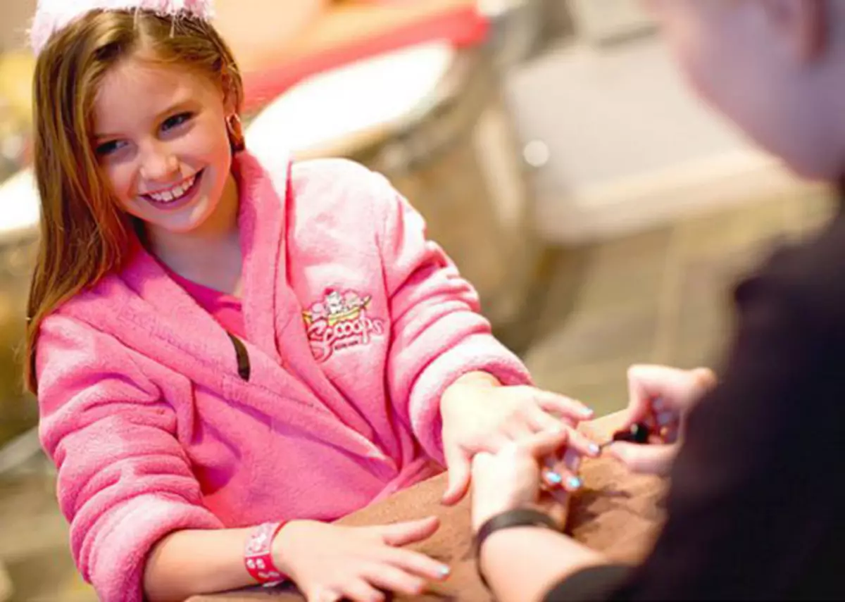 Manicure dla nastolatków 13-14 lat (58 zdjęć): Czy można uprawiać paznokcie w dziewczynie? Pomysły pięknego manicure 6266_9