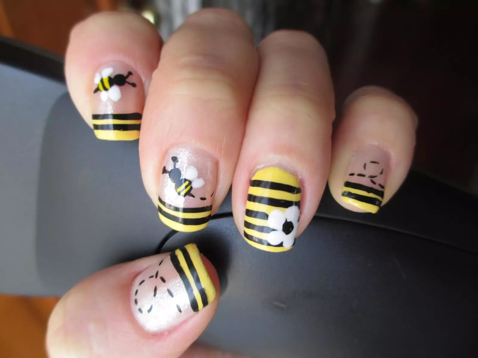 Manicura amb insectes (31 fotos): idees de disseny d'ungles, consells d'estilistes 6275_22