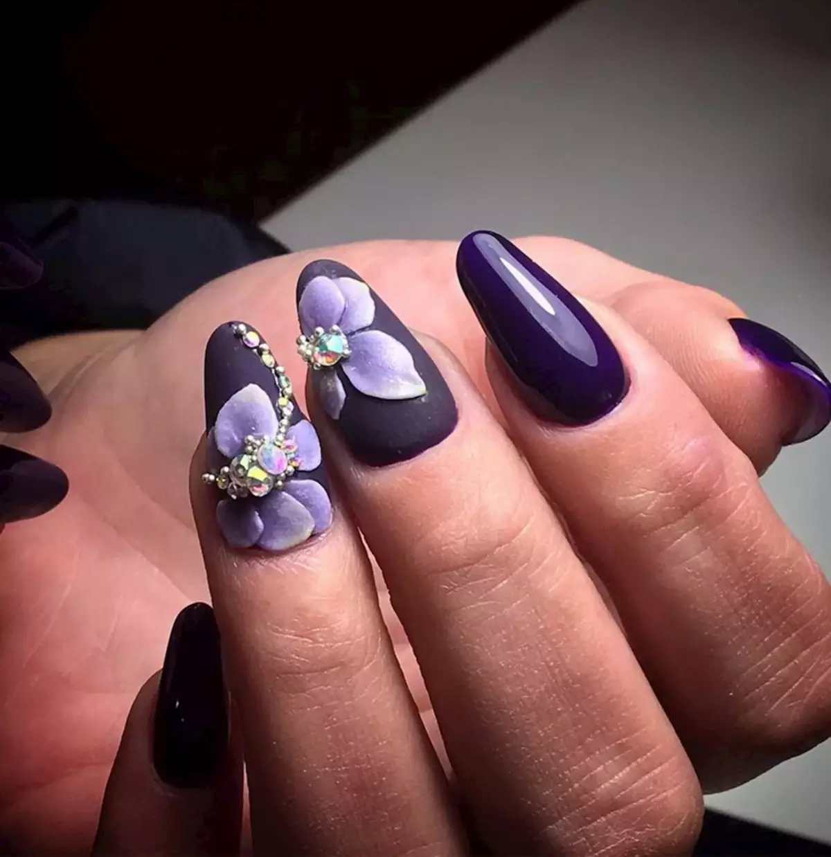 Manicura volumétrica (63 fotos): diseño de uñas con efecto 3D, aplicación de reptiles y otros dibujos 6280_26