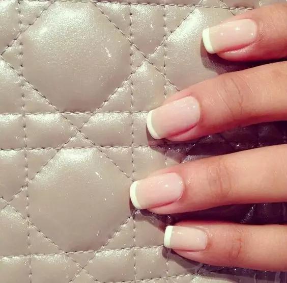 Classic French Manicure (47 Billeder): Classic i design af franch om negle og dens kombination med moderne trends 6299_10