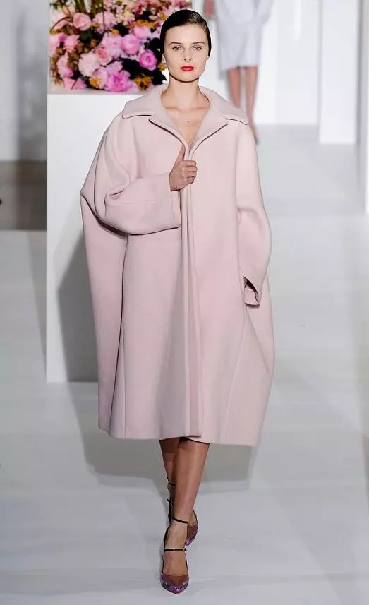 Overseas kaput (111 fotografije): Šta obući kaputi od prevelike reza, modela 2021, u kavezu, vunenu, sivu, odnosno 630_53