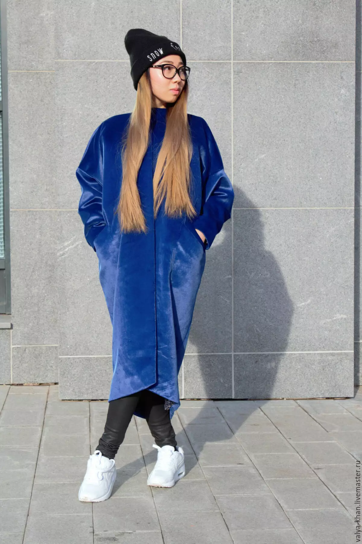 Overseas палто (111 снимки): Какво да се носят палта на безплатни материали Oversize, модели 2021, в клетка, вълнени, сиво, което е 630_54