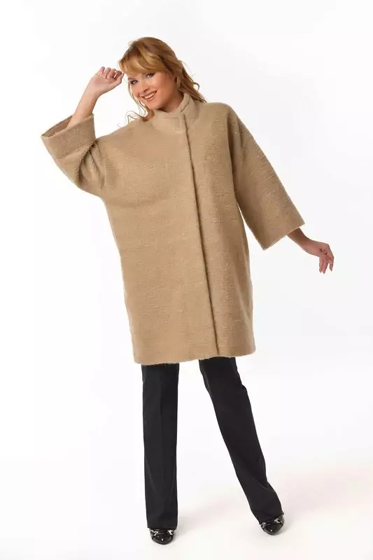 Overseas палто (111 снимки): Какво да се носят палта на безплатни материали Oversize, модели 2021, в клетка, вълнени, сиво, което е 630_62
