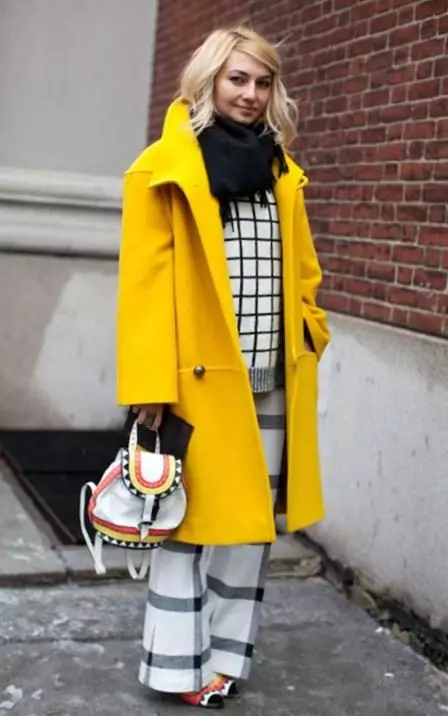 Overseas kaput (111 fotografije): Šta obući kaputi od prevelike reza, modela 2021, u kavezu, vunenu, sivu, odnosno 630_87