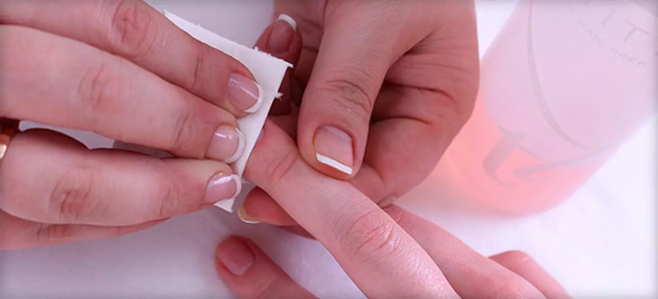 Ногти перед операцией. Обезжириватель ногтевой пластины. Подготовка ногтевой пластины. Обезжириваем ногтевую пластину. Нанесение обезжиривателя на ногти.