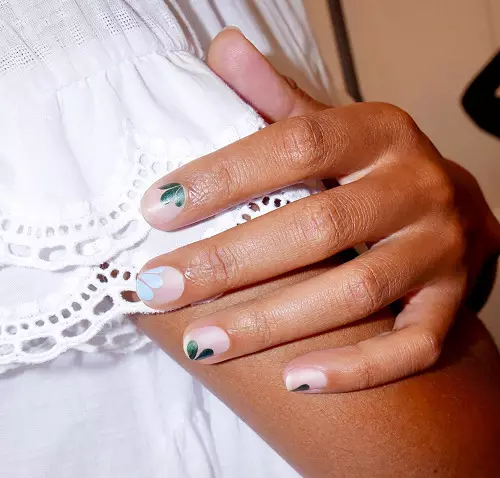 Tendenze della moda in Manicure (130 foto): qual è il design delle unghie ora nella moda? Le tendenze e le idee più eleganti dei fiori e dei disegni sulle unghie 6316_9