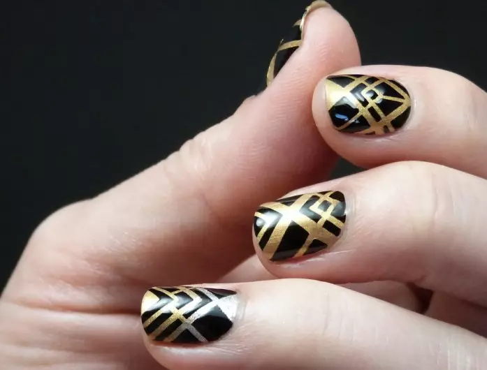 Маникир со фолија (114 фотографии): идеи за дизајн на нокти со ленти од златна или сребрена фолија 6319_112