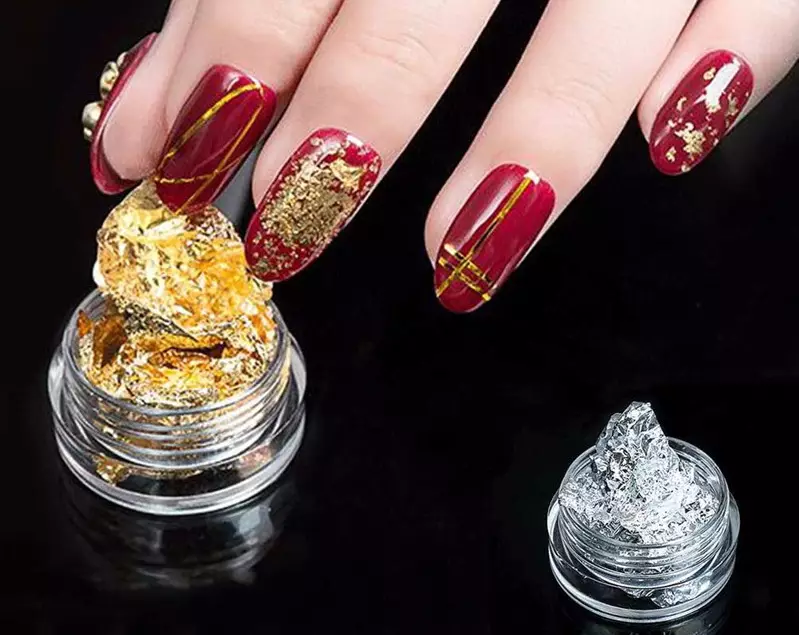 Manicura amb paper d'alumini (114 fotos): idees de disseny d'ungles amb ratlles d'una làmina d'or o de plata 6319_13