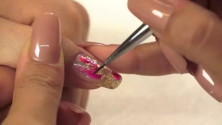 manicure ជាមួយ foil (រូបថត 114): គំនិតរចនាក្រចកដែលមានឆ្នូតពីក្រដាសប្រាក់មាសឬប្រាក់ 6319_30