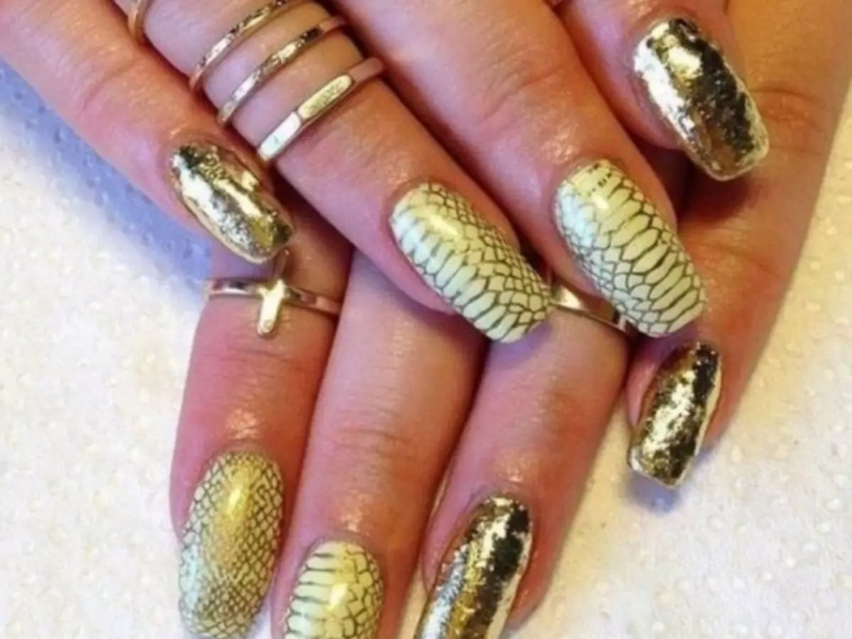 manicure ជាមួយ foil (រូបថត 114): គំនិតរចនាក្រចកដែលមានឆ្នូតពីក្រដាសប្រាក់មាសឬប្រាក់ 6319_47