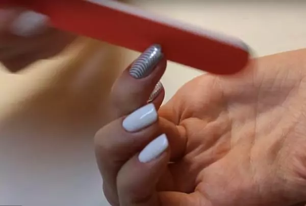 Manicura amb paper d'alumini (114 fotos): idees de disseny d'ungles amb ratlles d'una làmina d'or o de plata 6319_80