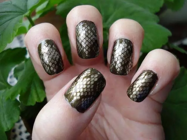 Маникир со фолија (114 фотографии): идеи за дизајн на нокти со ленти од златна или сребрена фолија 6319_87