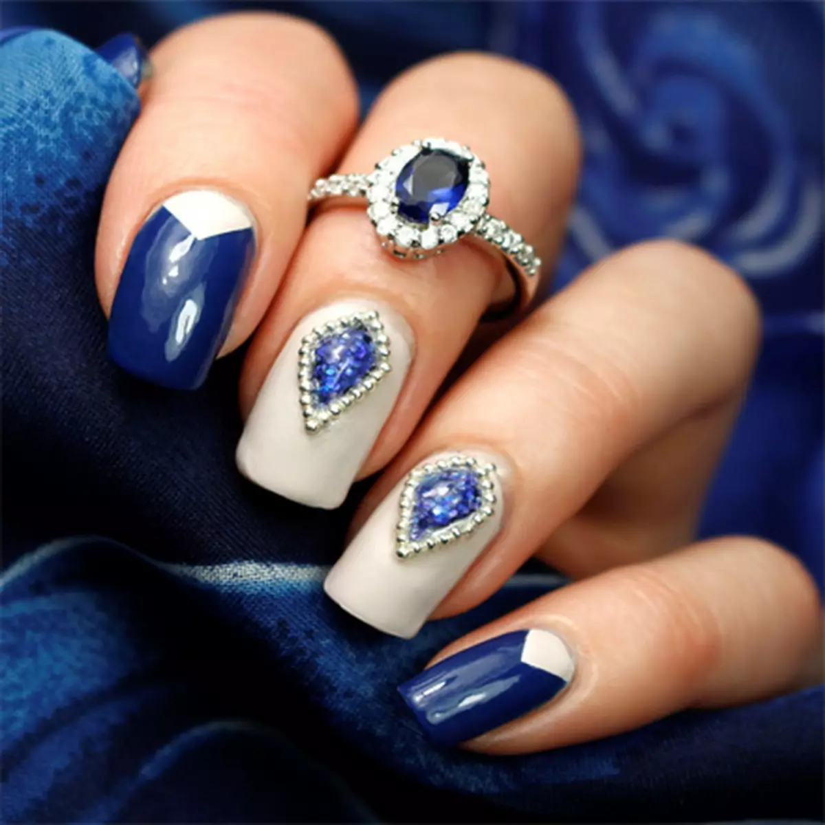Дизайн ногтей новинки стразы. Маникюр синий с белым. Маникюр с камнями. Синие ногти со стразами. Синий маникюр с камнями.