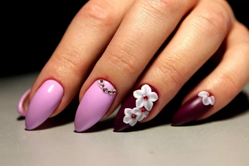 Impresionirajte na nokte (90 fotografija): Dizajn vjenčanog manikura, korak-po-korak modeliranje cvijeća i leptira akril gel 3D na oštrim noktima 6327_56