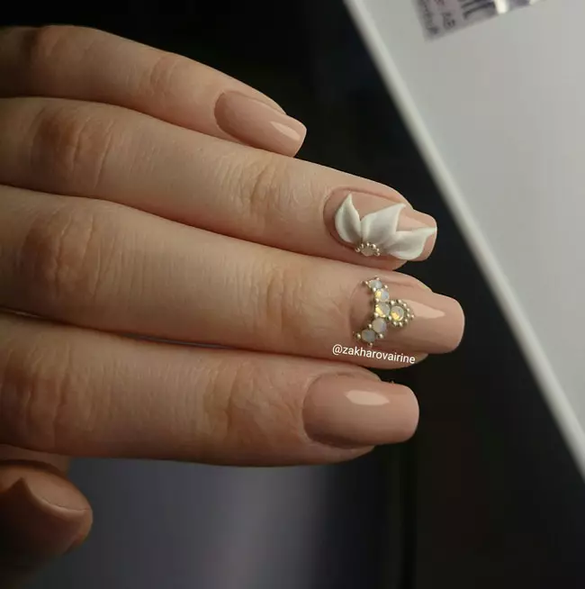 Manicure z bulronami (69 zdjęć): Co to jest? Pomysły na paznokci z małymi metalowymi kulkami. Jak zastosować je krok po kroku? 6332_58