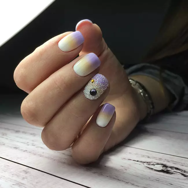 Manicure z bulronami (69 zdjęć): Co to jest? Pomysły na paznokci z małymi metalowymi kulkami. Jak zastosować je krok po kroku? 6332_60
