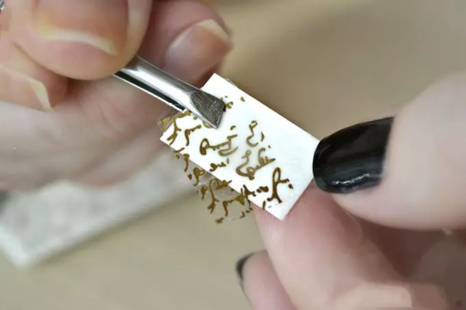 Stickers pe unghii (81 de fotografii): Idei de proiectare manichiură, cum să traduceți autocolantele 3D acasă? Cum se aplică blocuri termice pe unghiile dvs.? 6334_14