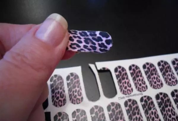 Stickers op 'e nagels (81 foto's): Manikaasje-ûntwerpideeën, hoe's te oersetten 3D-stickers thús? Hoe kinne jo thermyske blokken oanbringe op jo nagels? 6334_17