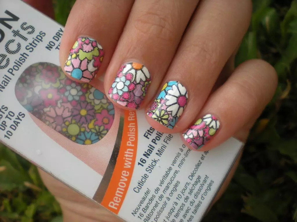 Stickers op 'e nagels (81 foto's): Manikaasje-ûntwerpideeën, hoe's te oersetten 3D-stickers thús? Hoe kinne jo thermyske blokken oanbringe op jo nagels? 6334_57