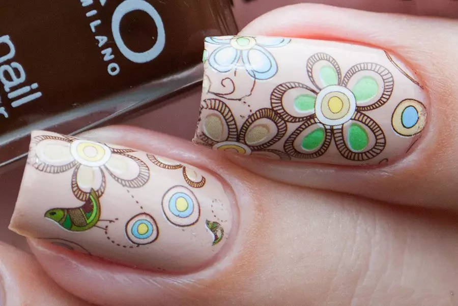 Pegatinas nas uñas (81 fotos): ideas de deseño de manicura, como traducir adhesivos 3D na casa? Como aplicar bloques térmicos nas uñas? 6334_78